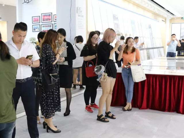 設(shè)想未來丨將軍企業(yè)2018新品發(fā)布會(huì)暨《夢(mèng)想的空間》中國(guó)年度室內(nèi)設(shè)計(jì)競(jìng)賽沙龍發(fā)布會(huì)圓滿召開！
(圖13)